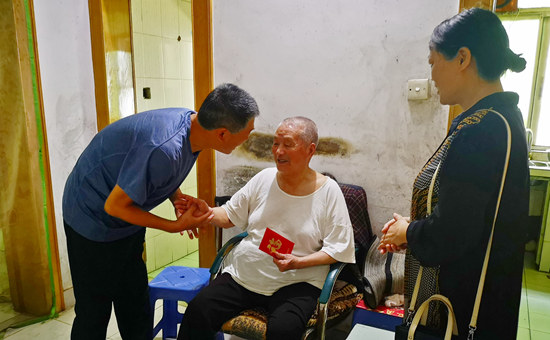 黃山旅游管理學(xué)?！捌咭弧?走訪慰問老黨員和困難黨員
